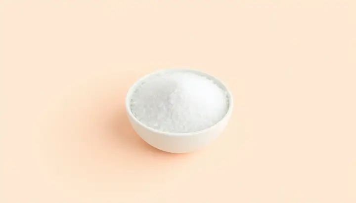 塩の結晶が並ぶ静かな棚、変化のない様子を象徴的に
